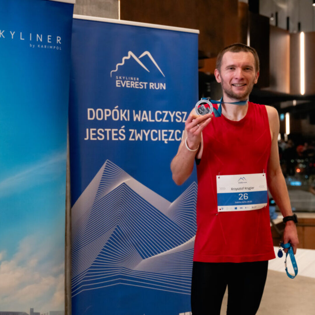 Skyliner Everest Run 2025: prawie 400 uczestników na drodze do Everestw sercu Warszawy